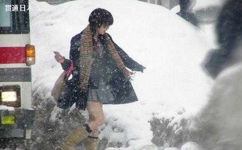 冰天雪地日本姑娘必须露腿