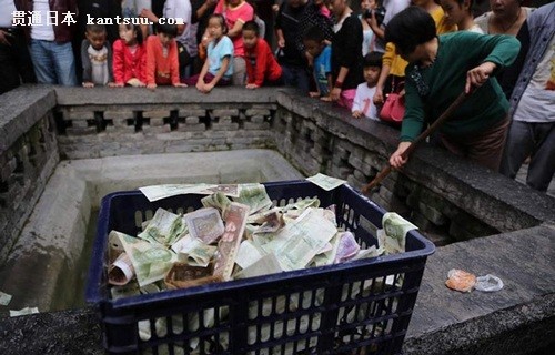 洛阳白马寺游客争投币,寺庙1天捞钱4次。