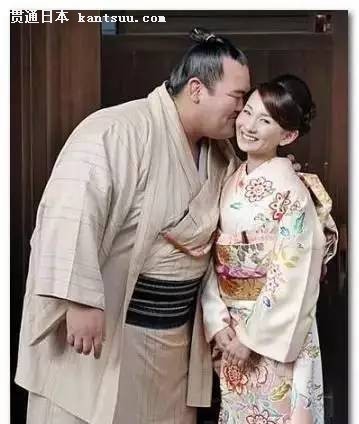 日本众多美女为何情愿嫁给巨肥相扑运动员？